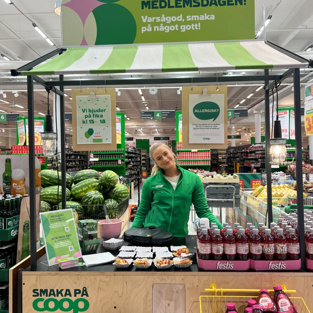 Eventpersonal på Coop bjuder på provsmakning under butiksdemo på medlemsdagen.