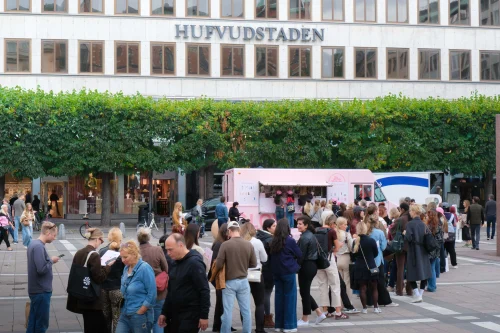 Lång kö till en produktsampling på Norrmalmstorg i Stockholm för GlowiD